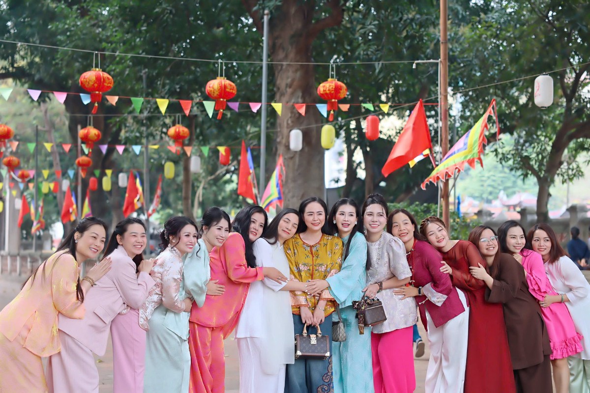 "Hãy Yêu Và Làm Việc Hết Mình" "Hãy Yêu Và Làm Việc Hết Mình"