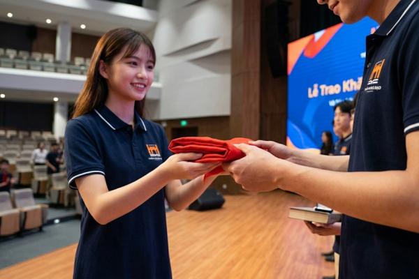 Trao Lại Khăn Quàng Đỏ – Nghi Thức Của Lễ Trưởng Thành